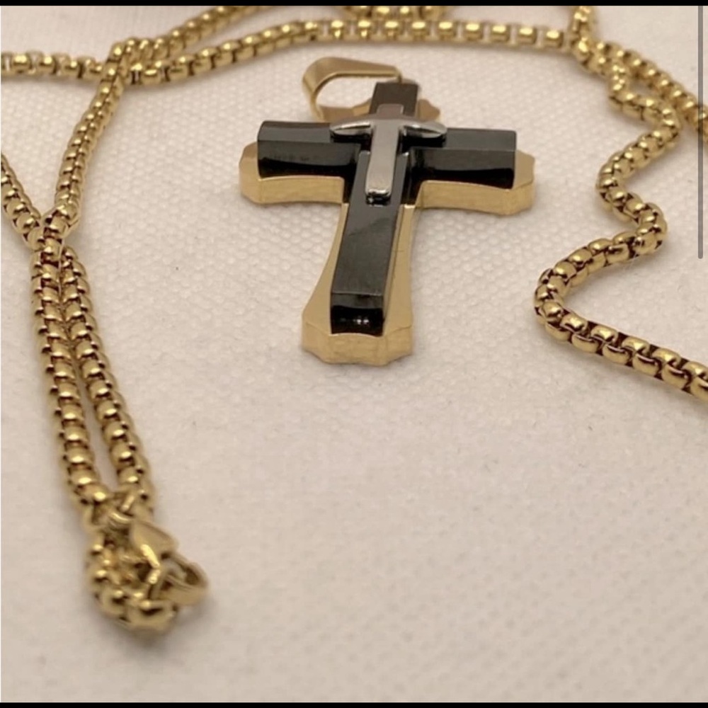 Large Cross With Rolo Chain - Picture 3 of 4